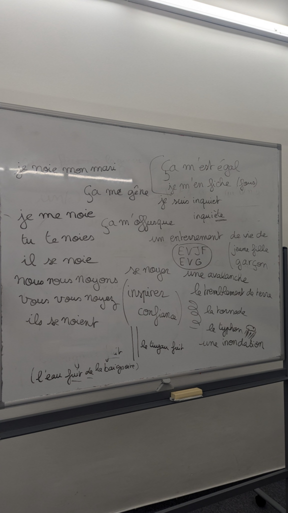 notes de vocabulaire au tableau